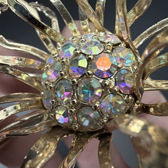 VINTAGE SARAH COVENTRY Flower Brooch Iridescent Aurora Rhinestone Gold Tone Pin - Picture 10 of 12
